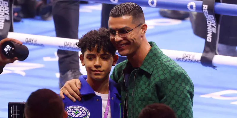 Con trai của CR7 - Ronaldo Jr gây sốc với diện mạo ở tuổi 14 Ronaldo Jr nhận được sự ủng hộ lớn từ người cha của mình